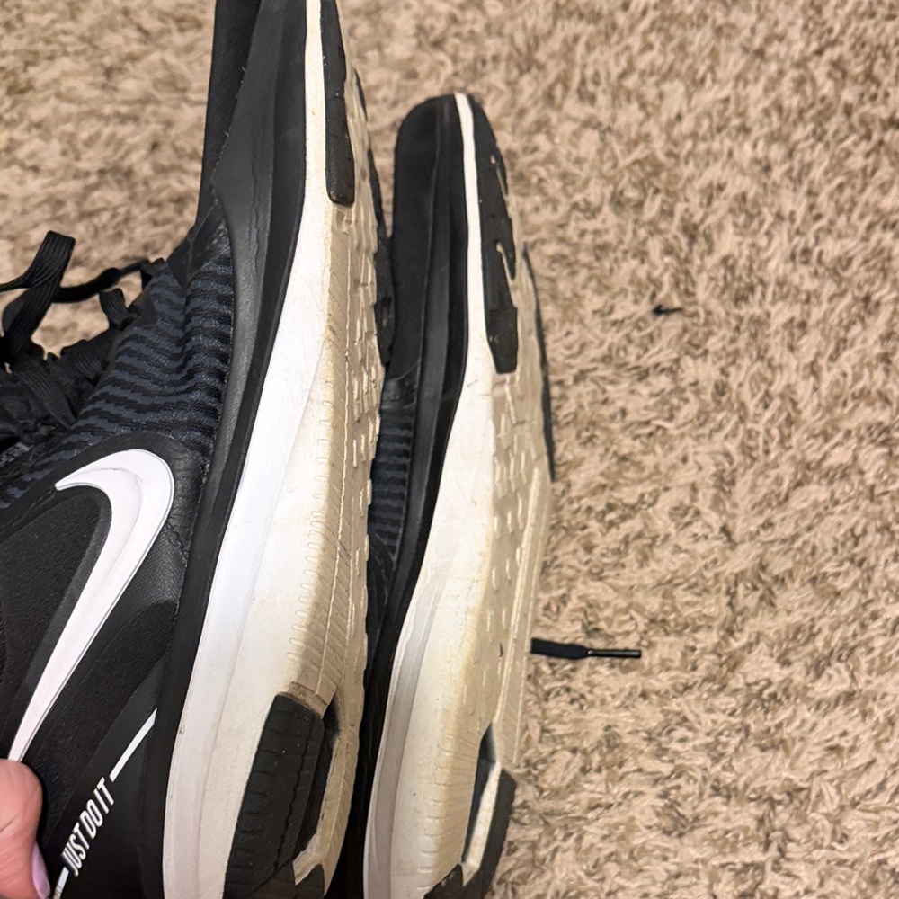 Nike Women’s 11.5 Black and White Athletic Running Shoes - Picture 6 of 9
